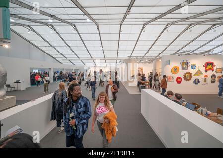 Regents Park, Londra, Regno Unito. 12 ottobre 2023. Il giorno 2 di Frieze London, una delle fiere di arte contemporanea più influenti al mondo, incentrata solo sull'arte contemporanea e sugli artisti viventi, si svolge dall'11 al 15 ottobre in occasione del suo ventesimo anniversario di Londra. Crediti: Malcolm Park/Alamy Live News Foto Stock