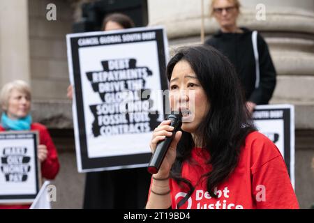 Londra, Regno Unito. 12 ottobre 2023. Heidi Chow, direttore esecutivo della giustizia del debito, si rivolge a un raduno al di fuori della Banca d'Inghilterra che chiede la cancellazione del debito detenuto dalle nazioni del Sud del mondo per motivi di giustizia e come prerequisito per combattere e adattarsi ai cambiamenti climatici. L'azione si è svolta in concomitanza con le riunioni annuali del gruppo della Banca Mondiale e del Fondo monetario internazionale (FMI) che si sono svolte in Marocco. Crediti: Ron Fassbender/Alamy Live News Foto Stock