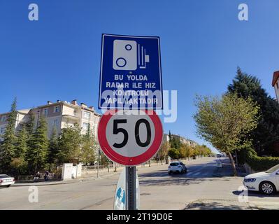 Ankara, Turchia, 12 ottobre 2023: Un cartello di avvertimento in Turchia con la scritta in turco: "Questa strada è usata per il controllo della velocità con radar" Foto Stock