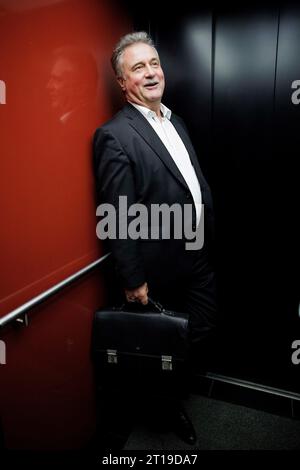 Berlino, Germania. 11 ottobre 2023. Claus Weselsky, presidente della German Locomotive Drivers' Union, prende un ascensore per raggiungere il suo ufficio. Crediti: Carsten Koall/dpa/Alamy Live News Foto Stock