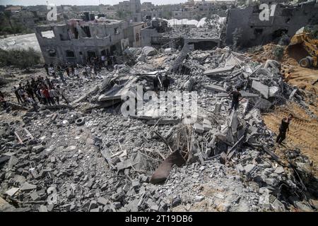 Rafah, territori palestinesi. 12 ottobre 2023. Una visione aerea degli edifici distrutti dopo gli attacchi aerei israeliani, mentre continuano i combattimenti tra le truppe israeliane e i militanti islamici di Hamas. Crediti: Abed Rahim Khatib/dpa/Alamy Live News Foto Stock