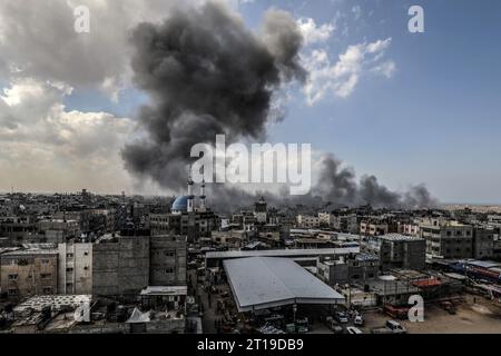 Rafah, territori palestinesi. 12 ottobre 2023. Il fumo si manifesta durante un attacco aereo israeliano mentre continuano i combattimenti tra le truppe israeliane e i militanti islamisti di Hamas. Crediti: Abed Rahim Khatib/dpa/Alamy Live News Foto Stock