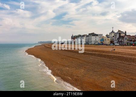 Vista della spiaggia di ciottoli e degli edifici sul lungomare di Deal, sulla costa del Kent, nel sud-est dell'Inghilterra, Regno Unito. Foto Stock