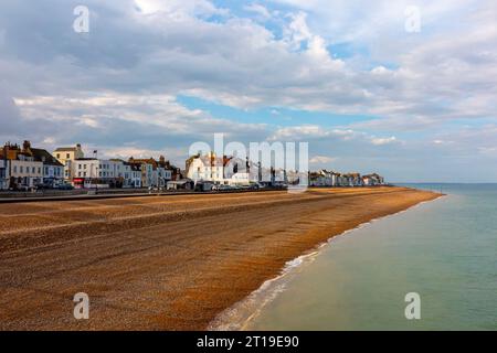 Vista della spiaggia di ciottoli e degli edifici sul lungomare di Deal, sulla costa del Kent, nel sud-est dell'Inghilterra, Regno Unito. Foto Stock