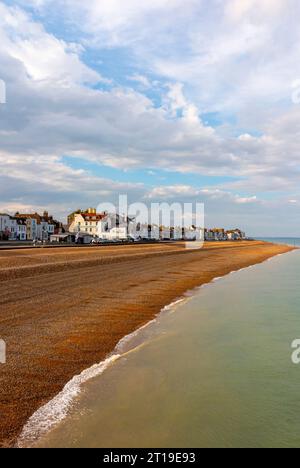 Vista della spiaggia di ciottoli e degli edifici sul lungomare di Deal, sulla costa del Kent, nel sud-est dell'Inghilterra, Regno Unito. Foto Stock