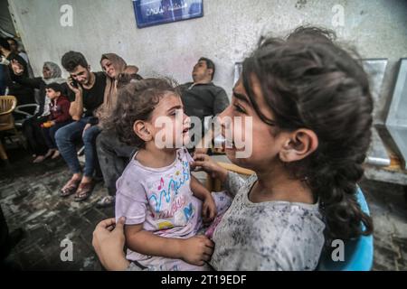 Rafah, territori palestinesi. 12 ottobre 2023. I bambini palestinesi piangono nella paura mentre aspettano cure mediche dopo un attacco aereo israeliano a Gaza. Crediti: Abed Rahim Khatib/dpa/Alamy Live News Foto Stock