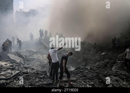 Rafah, territori palestinesi. 12 ottobre 2023. Continua la visione di edifici distrutti dopo gli attacchi aerei israeliani, mentre i combattimenti tra le truppe israeliane e i militanti islamici di Hamas. Crediti: Abed Rahim Khatib/dpa/Alamy Live News Foto Stock