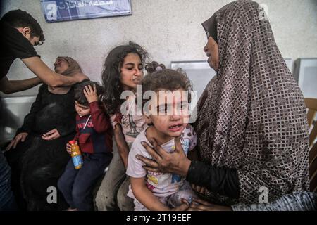 Rafah, territori palestinesi. 12 ottobre 2023. I bambini palestinesi piangono nella paura mentre aspettano cure mediche dopo un attacco aereo israeliano a Gaza. Crediti: Abed Rahim Khatib/dpa/Alamy Live News Foto Stock