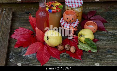 Gelatina fatta in casa e succo di quinces. Decorazione autunnale. Halloween. Foto Stock