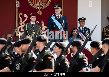 La famiglia reale spagnola durante la parata militare della festa nazionale della Spagna. Il re di Spagna, Felipe vi, e sua figlia, la principessa Leonor de Borbón, guidano la sfilata della festa nazionale della Spagna, celebrata il 12 ottobre, commemorando il giorno in cui Cristoforo Colombo arrivò in America, la parata si tenne nel Paseo de la Castellana a Madrid. (Foto di Diego Radames / SOPA Images/Sipa USA) Foto Stock