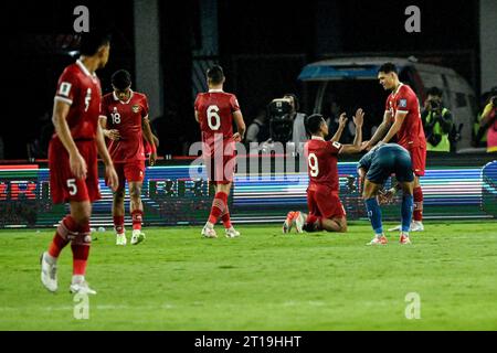 Giacarta, Indonesia. 12 ottobre 2023. I giocatori indonesiani celebrano il punteggio durante il primo turno delle qualificazioni ai Mondiali di calcio 2026 in Asia tra Indonesia e Brunei Darussalam allo stadio Gelora Bung Karno di Giacarta, Indonesia, il 12 ottobre 2023. Credito: Agung Kuncahya B./Xinhua/Alamy Live News Foto Stock