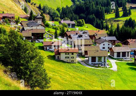 Pittoresco villaggio di Sedrun, regione di Surselva nel cantone di Graubünden, in Svizzera. Foto Stock