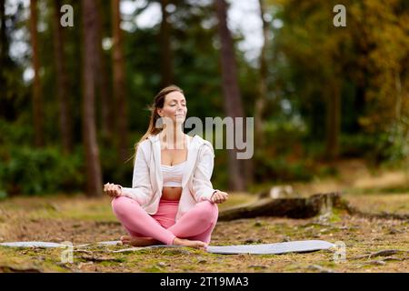 Bella ragazza che pratica yoga all'aperto Foto Stock