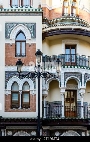 Edificio de la Adriatica, Siviglia, Spagna, un bellissimo esempio di architettura neo-mudejar costruito nel 1929. Foto Stock