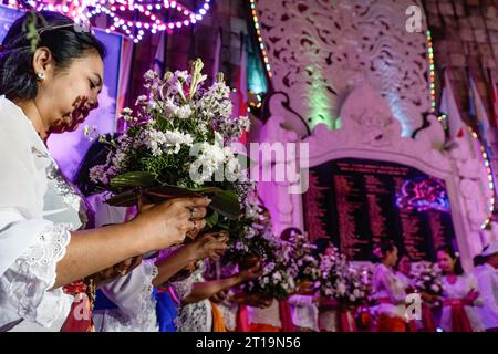 Badung, Indonesia. 12 ottobre 2023. Un gruppo di donne accende le candele come veglia per le vittime al Gorund Zero Memorial. Bali per commemorare il ventunesimo anniversario dell'esplosione consecutiva nota come bombardamento di Bali, che ha ucciso 202 persone di molte nazionalità nell'area di Legian. Credito: SOPA Images Limited/Alamy Live News Foto Stock