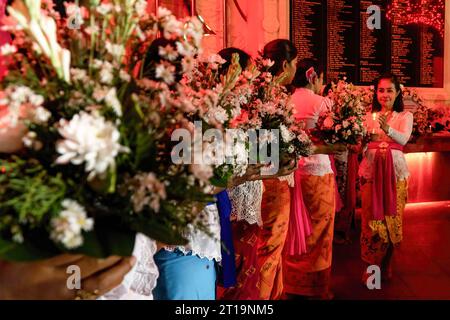 Badung, Indonesia. 12 ottobre 2023. Un gruppo di donne accende le candele come veglia per le vittime al Gorund Zero Memorial. Bali per commemorare il ventunesimo anniversario dell'esplosione consecutiva nota come bombardamento di Bali, che ha ucciso 202 persone di molte nazionalità nell'area di Legian. (Foto di Dicky Bisinglasi/SOPA Images/Sipa USA) credito: SIPA USA/Alamy Live News Foto Stock