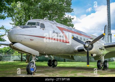 Rosinenbomber Douglas C-54, Luftbrückendenkmal, Flughafen, Francoforte sul meno, Hessen, Germania Foto Stock