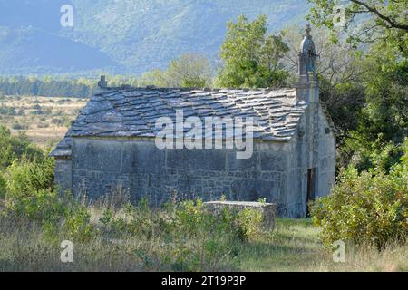 Piccola chiesa in pietra costruita con grandi lapidi chiamate "stecci" in Bosnia ed Erzegovina Foto Stock