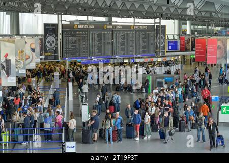 Abflüge, Reisende, Terminal 1, Flughafen, Francoforte sul meno, Hessen, Germania Foto Stock