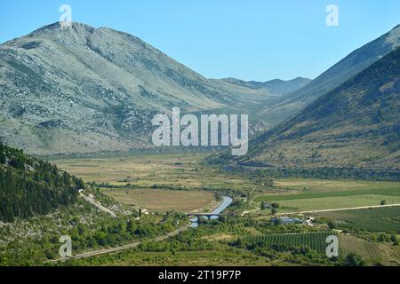 valle del fiume Trebisnjica e montagne in Bosnia ed Erzegovina Foto Stock