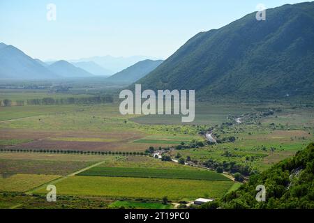 Splendido paesaggio con campi e catene montuose in Bosnia ed Erzegovina Foto Stock