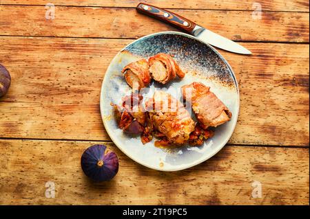 Carne profumata stufata con fichi maturi. Ricetta popolare autunnale Foto Stock