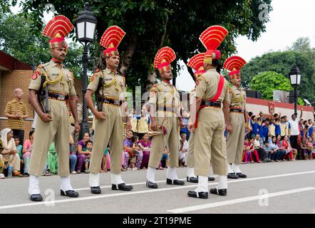 ATTARI, PUNJAB, INDIA - 20 LUGLIO 2013: Cerimonia militare al confine India-Pakistan ad Attari, Punjab, India. Foto Stock