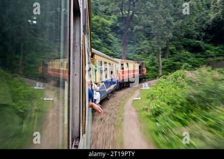 SHIMLA, HIMACHAL PRADESH, INDIA - 21 LUGLIO 2013: Vecchio treno in rapido movimento dalla città di Kalka a Shimla in montagna. Foto Stock