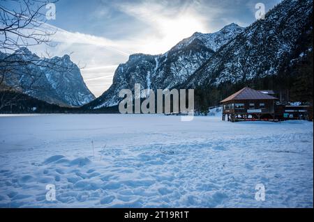 Lago Dobbiaco. Scrigno tra le Dolomiti. Atmosfera invernale. Foto Stock