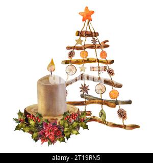 Candele bianche su cavalletti di legno con decorazioni floreali natalizie e albero di Natale ecologico alternativo realizzato con rami e legno, giocattoli ecologici, cono di pino, asciutto Foto Stock