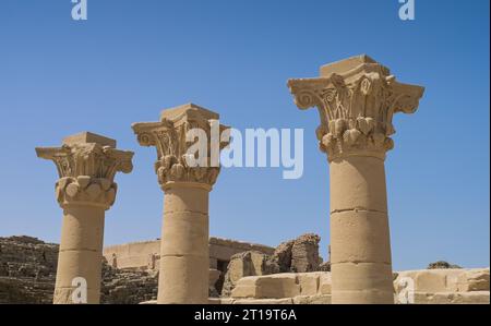 Säulen mit korinthischen Kapitellen, Hathor-Tempel, Dendera, Qina, Ägypten Foto Stock