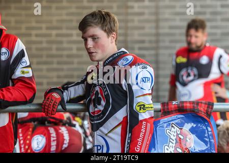 Norick Blödorn - pilota dell'autodromo Belle Vue Aces. Ritratto del pilota ai box Foto Stock