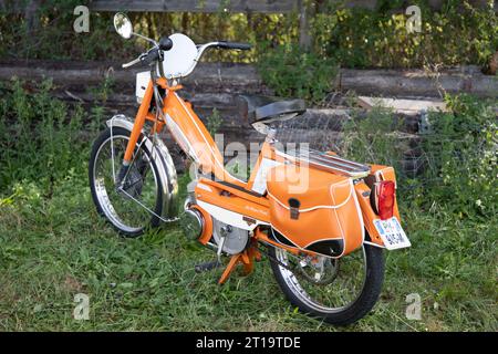 Bordeaux , Francia - 10 06 2023 : mobylette vintage francese ciclomotore vecchio scooter Foto Stock