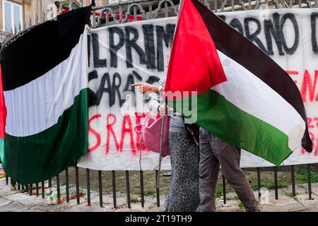 Napoli, Presidium manifestanti pro-Palestina promosso dagli studenti dell'Università l'Orientale di Napoli con il coinvolgimento della comunità palestinese a Napoli. La manifestazione serve anche a preparare la processione prevista per domani pomeriggio a Napoli con la partecipazione di vari sindacati. DSCF1981 Copyright: XAntonioxBalascox Credit: Imago/Alamy Live News Foto Stock