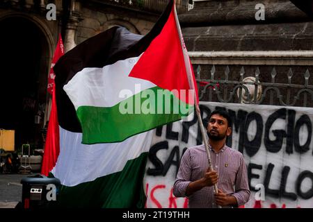 Napoli, Presidium manifestanti pro-Palestina promosso dagli studenti dell'Università l'Orientale di Napoli con il coinvolgimento della comunità palestinese a Napoli. La manifestazione serve anche a preparare la processione prevista per domani pomeriggio a Napoli con la partecipazione di vari sindacati. DSCF1903 Copyright: XAntonioxBalascox Credit: Imago/Alamy Live News Foto Stock