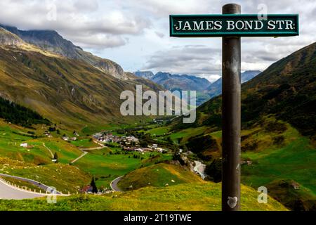 James Bond Str'Sign vicino a Furkapss Road con paesaggio alpino svizzero sullo sfondo. URI canton, Svizzera. Foto Stock