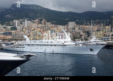 116 metri lange Motoryacht Atlantis II, gebaut für den griechischen Reeder Philip Niarchos, im Hafen Port Hercule, Fürstentum Monaco, Französische Riviera, Mittelmeer *** 116 metri Motor yacht Atlantis II, costruito per l'armatore greco Philip Niarchos, a Port Hercule, Principato di Monaco, Costa Azzurra, Mediterraneo credito: Imago/Alamy Live News Foto Stock