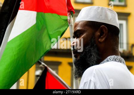 Napoli, Presidium manifestanti pro-Palestina promosso dagli studenti dell'Università l'Orientale di Napoli con il coinvolgimento della comunità palestinese a Napoli. La manifestazione serve anche a preparare la processione prevista per domani pomeriggio a Napoli con la partecipazione di vari sindacati. DSCF1947 Copyright: XAntonioxBalascox Credit: Imago/Alamy Live News Foto Stock