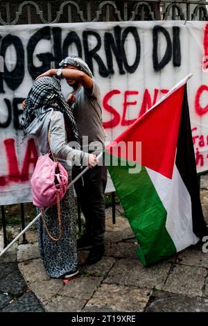 Napoli, Presidium manifestanti pro-Palestina promosso dagli studenti dell'Università l'Orientale di Napoli con il coinvolgimento della comunità palestinese a Napoli. La manifestazione serve anche a preparare la processione prevista per domani pomeriggio a Napoli con la partecipazione di vari sindacati. DSCF1956 Copyright: XAntonioxBalascox Credit: Imago/Alamy Live News Foto Stock