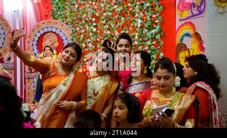 Roma, Torpignattara: Celebrazione della festa indiana di Durga Puja nel quartiere romano di Tor Pignattara. Un gruppo di donne indiane fa un selfie Foto Stock