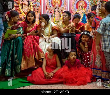 Roma, Torpignattara: Celebrazione della festa indiana di Durga Puja nel quartiere romano di Tor Pignattara. Un gruppo di donne e ragazze indiane Foto Stock