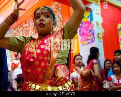 Roma, Torpignattara: Celebrazione della festa indiana di Durga Puja nel quartiere romano di Tor Pignattara. Una bambina indiana che danza Foto Stock