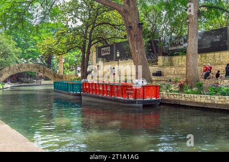 San Antonio, Texas, USA – 9 maggio 2023: La passeggiata sul fiume San Antonio con barche da crociera sul fiume situato nel centro di San Antonio, Texas. Foto Stock
