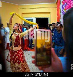 Roma, Torpignattara: Celebrazione della festa indiana di Durga Puja nel quartiere romano di Tor Pignattara, artisti che ballano Foto Stock