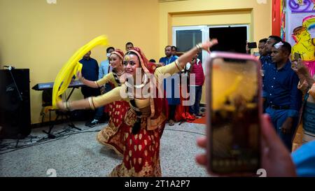 Roma, Torpignattara: Celebrazione della festa indiana di Durga Puja nel quartiere romano di Tor Pignattara. Artisti mentre ballano Foto Stock