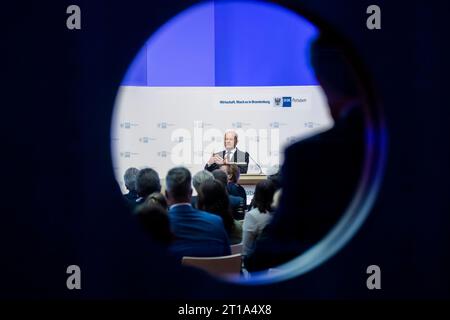 Potsdam, Germania. 12 ottobre 2023. Il cancelliere tedesco Olaf Scholz (SPD) interviene alla cerimonia che segna i 125 anni della camera dell'industria e del commercio di Potsdam (IHK). Credito: Christoph Soeder/dpa/Alamy Live News Foto Stock