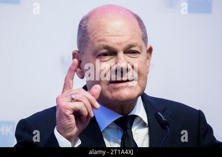 Potsdam, Germania. 12 ottobre 2023. Il cancelliere tedesco Olaf Scholz (SPD) interviene alla cerimonia che segna i 125 anni della camera dell'industria e del commercio di Potsdam (IHK). Credito: Christoph Soeder/dpa/Alamy Live News Foto Stock