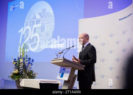 Potsdam, Germania. 12 ottobre 2023. Il cancelliere tedesco Olaf Scholz (SPD) interviene alla cerimonia che segna i 125 anni della camera dell'industria e del commercio di Potsdam (IHK). Credito: Christoph Soeder/dpa/Alamy Live News Foto Stock