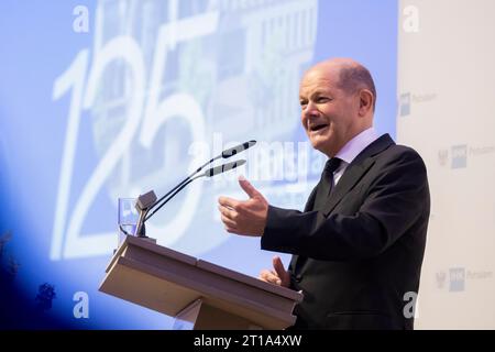 Potsdam, Germania. 12 ottobre 2023. Il cancelliere tedesco Olaf Scholz (SPD) interviene alla cerimonia che segna i 125 anni della camera dell'industria e del commercio di Potsdam (IHK). Credito: Christoph Soeder/dpa/Alamy Live News Foto Stock