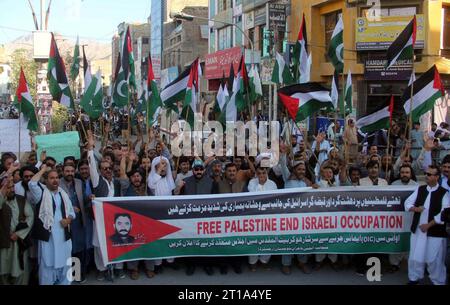 HYDERABAD, PAKISTAN, 12/10/2023, i membri del Balochistan Anjuman-e-Tajran stanno organizzando una manifestazione di protesta contro Israele ed esprimendo la loro solidarietà al popolo palestinese al Mannan Chowk di Quetta giovedì 12 ottobre 2023. Foto Stock